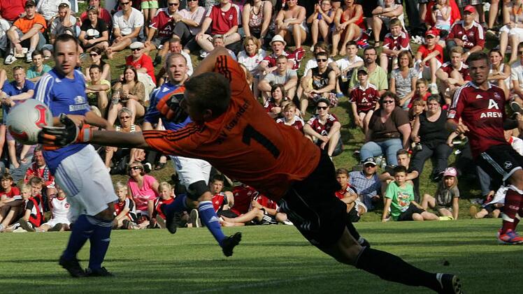 Sein größtes Spiel: Torwart Tobias Bauerschmidt entschärfte noch im SSV-Trikot Keeper gegen den 1. FC Nürnberg einen Schuss von Alexander Esswein (rechts). Mit im Bild André Haack (jetzt VfB Kulmbach) und Daniel Grasgruber vom SSV Kasendorf. Foto: Herbert Georgius
