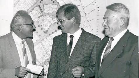 Ein Bild aus der Anfangszeit: Hendrik Dressel 1988 im Gespräch mit dem damaligen Coburger Landrat Helmut Knauer (links) und seinem Amtsvorgänger Karl Franz (rechts). Foto: CT-Archiv