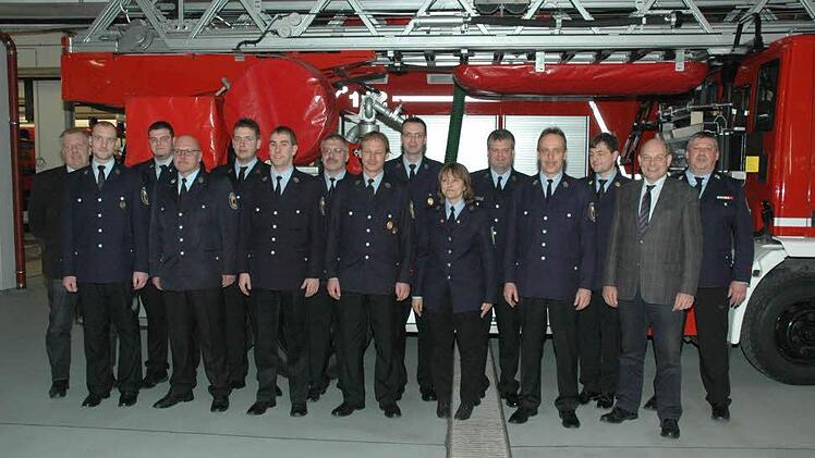 Für ihre bis zu 30 Jahre anhaltende Treue zur Feuerwehr Coburg wurden diese Mitglieder geehrt.  Fotos: Edwin Meißinger