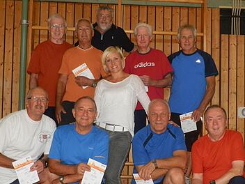 Die erfolgreichen Ü60-Sportler des TV Unterrodach sind: (kniend von links) Trainer Alfred Klinger, Albert Gremer, Dieter Pausch und Klaus Tkotz; (hinten von links) Helmut Kleylein, Robert Hempfling, Uwe Jehder, Zweite Vorsitzende Katja Wich, Klaus Köhler und Hans Fößel. Foto: Karl-Heinz Hofmann