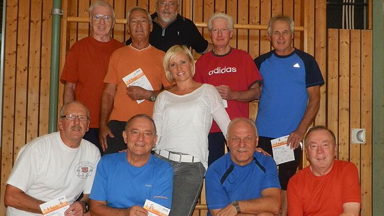 Die erfolgreichen Ü60-Sportler des TV Unterrodach sind: (kniend von links) Trainer Alfred Klinger, Albert Gremer, Dieter Pausch und Klaus Tkotz; (hinten von links) Helmut Kleylein, Robert Hempfling, Uwe Jehder, Zweite Vorsitzende Katja Wich, Klaus Köhler und Hans Fößel. Foto: Karl-Heinz Hofmann
