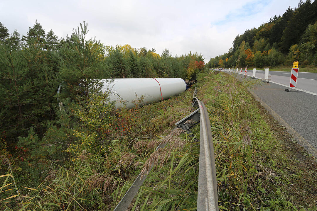 Schwertransporter verunglückt auf A9