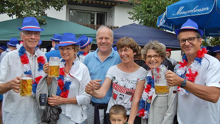 Die Initiatoren Dieter und Antoinette Füller (Mitte) mit ihren französischen Freunden Michel und Jeanine Bossereille (links) sowie Odile und Gilles Sourice, die seit 36 Jahren dabei sind.  Fotos: Sigismund von Dobschütz