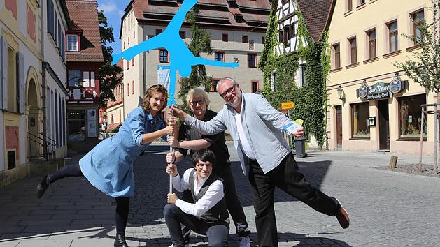 Auch die Festival-Macher zeigen einen Hang zur Artistik: Festival-Leiter Lorenz Deutsch (vorne), Annika Gloystein, Maximilian Teschemacher und Hubert Forscht (rechts), der Vorsitzende des Jungen Theaters Forchheim. Foto: Barbara Herbst
