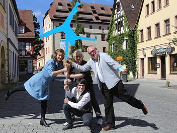 Auch die Festival-Macher zeigen einen Hang zur Artistik: Festival-Leiter Lorenz Deutsch (vorne), Annika Gloystein, Maximilian Teschemacher und Hubert Forscht (rechts), der Vorsitzende des Jungen Theaters Forchheim. Foto: Barbara Herbst