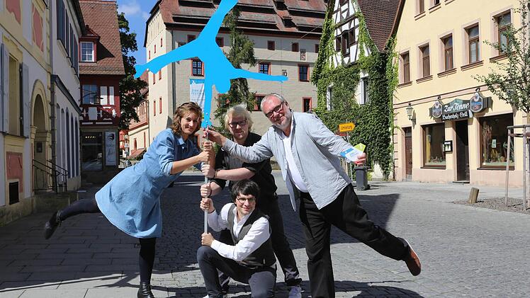 Auch die Festival-Macher zeigen einen Hang zur Artistik: Festival-Leiter Lorenz Deutsch (vorne), Annika Gloystein, Maximilian Teschemacher und Hubert Forscht (rechts), der Vorsitzende des Jungen Theaters Forchheim. Foto: Barbara Herbst