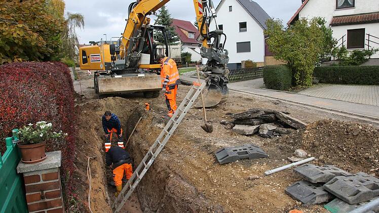 Die umfangreichen Bauarbeiten in der Mährenhäuser Straße werden noch bis Ende des nächsten Jahres dauern. Deshalb suchen viele einen inoffiziellen Schleichweg über den Tannenweg und den Breiten Rain, wo zu schnell gefahren wird. Foto: Michael Stelzner