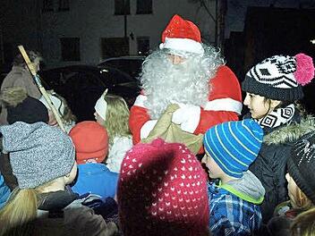 Auf seinem Weg zur Bescherung verteilt der Nikolaus Süßigkeiten an die Kinder.  Foto: Susanne Deuerling