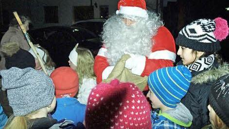 Auf seinem Weg zur Bescherung verteilt der Nikolaus Süßigkeiten an die Kinder.  Foto: Susanne Deuerling