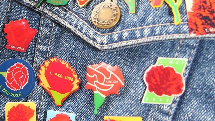 ... An der Jeansjacke blühen die Mairosen. Fotos: Sonny Adam