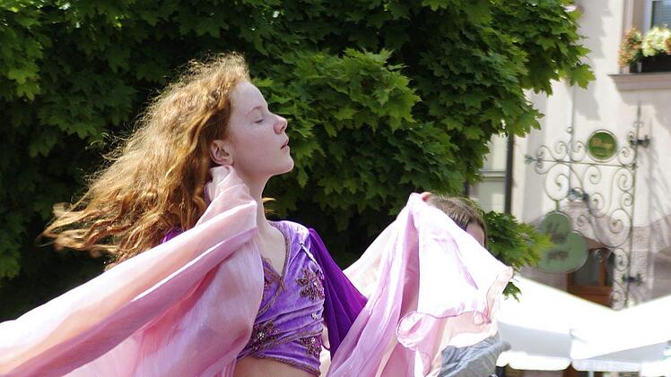 Die jüngsten "Blüten des Orients" aus dem Tanzstudio von Morgiana zeigten mit Bravour und Grazie ihr Erlerntes. Foto: Winfried Ehling