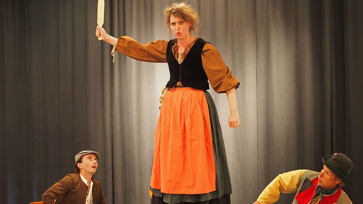 Die Wirtin heizt ihren Gästen ein.  Foto: Nicole Julien-Mann