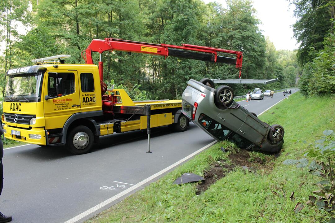 Spektakulärer Unfall bei Pottenstein: Pkw überschlägt sich und landet auf Dach