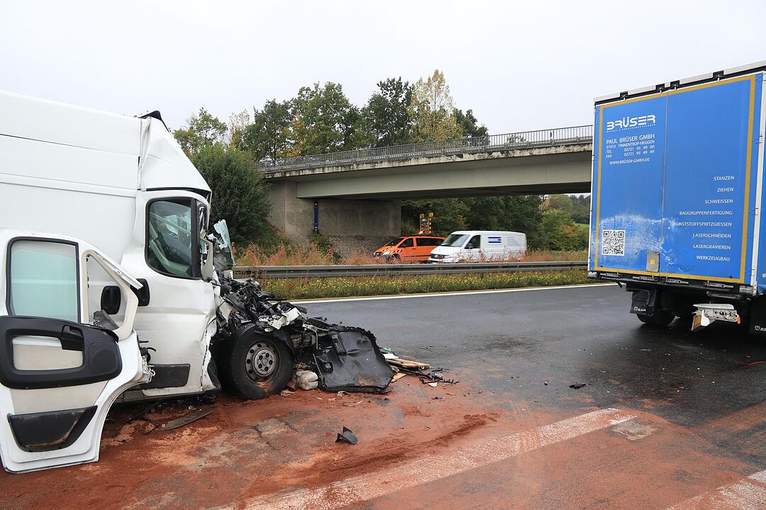 A3 im Kreis Bamberg: Kleintransporter fährt ungebremst auf Stauende auf – Lebensgefahr