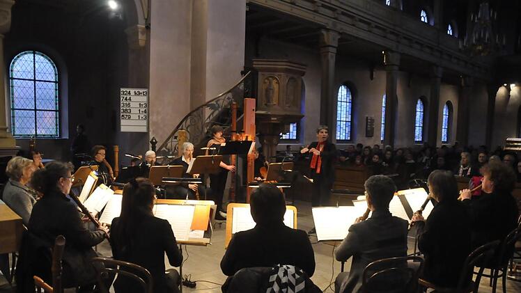 So vielseitig wie die Instrumente war auch die Konzertliteratur des Bad Kissinger BlockflötenEnsembles, unter der musikalischen Leitung von Kantorin Christine Stumpf. Foto: Peter Klopf