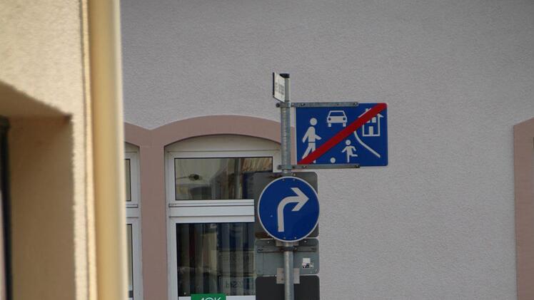 Von der Unteren Badersgasse darf nur nach rechts in die Unterhainstraße abgebogen werden. Doch  manche Autofahrer übersehen das Schild, berichtet eine Anwohnerin. Foto: Ulrike Müller