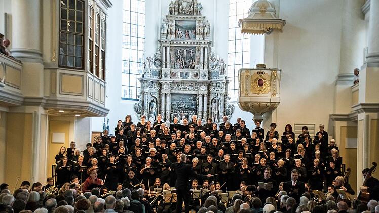 Großen Eindruck bei den zahlreichen Zuhörern in der Morizkirche hinterließ die Aufführung von Antonin Dvoráks "Stabat Mater" durch den Coburger Bachchor.Foto: Jochen Berger
