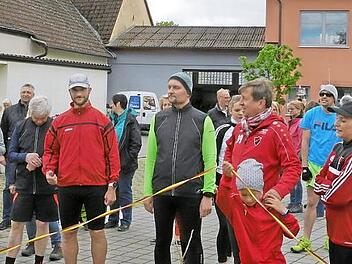 Mit einem Schlag der Startklappe schickte der Schirmherr, Landrat Wilhelm Schneider, eine Gruppe von L&auml;ufern auf die Strecke.
