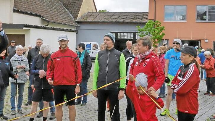 Mit einem Schlag der Startklappe schickte der Schirmherr, Landrat Wilhelm Schneider, eine Gruppe von L&auml;ufern auf die Strecke.