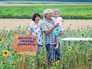 Eine Feldbegehung bildete den vorl&auml;ufigen Abschluss der Bl&uuml;hpatenaktion der Familie Prechtel aus Voggendorf. Foto: Harald Weigand