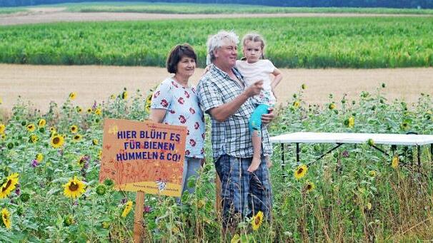 Eine Feldbegehung bildete den vorl&auml;ufigen Abschluss der Bl&uuml;hpatenaktion der Familie Prechtel aus Voggendorf. Foto: Harald Weigand