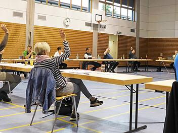 Der Aurachtaler Gemeinderat tagt derzeit in der Schulturnhalle. Foto: vs
