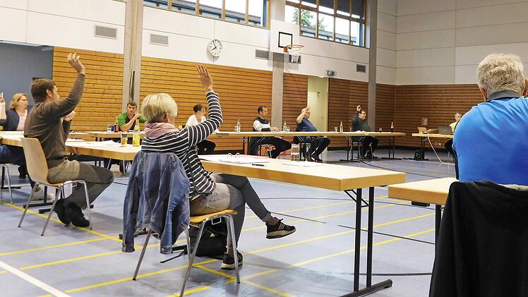 Der Aurachtaler Gemeinderat tagt derzeit in der Schulturnhalle. Foto: vs
