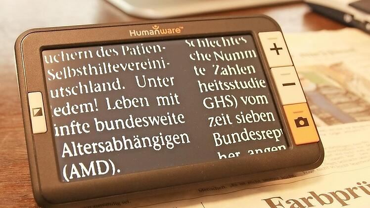 Elektronische Lupen können sehschwachen Menschen ermöglichen, ihre Tageszeitung selbst zu lesen. Fotos: Matthias Einwag