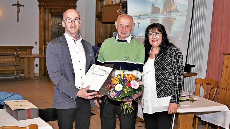 Der geehrte Werner Meusel (Mitte) freut sich mit Zweitem Vorstand Dirk Hoppmann und Vorsitzender Heike Keppler.