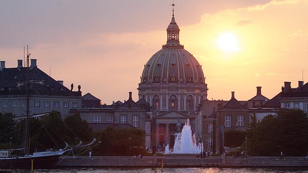 Amalie Garden  Amalie Garden and Frederik's Church  Amaliehaven ist ein kleiner Park zwischen Schloss Amalienborg und der Uferpromenade im Stadtteil Frederiksstaden im Zentrum von Kopenhagen, Dänemark. Es wurde 1983 als Geschenk von A. P. Møller und der Chastine McKinney Møller Foundation gegründet. Die Frederikskirche, oft auch Marmorkirche genannt, ist ein Kirchengebäude der evangelisch-lutherischen dänischen Volkskirche in unmittelbarer Nähe des Schlosses Amalienborg in Kopenhagen. Mit ihrer monumentalen Kuppel prägt sie die Silhouette der Stadt.Frederikskirche (dänisch Frederiks Kirke), oft auch Marmorkirche genannt,