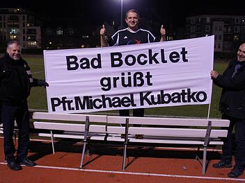 Der Fanclub und der Mittelstürmer: Die Bad Bockleter Roland Wehner (links) und Werner Brönner unterstützten in Berlin ihren Fußball spielenden Pfarrer Michael Kubatko (Bildmitte). Foto: privat
