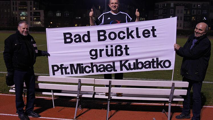 Der Fanclub und der Mittelstürmer: Die Bad Bockleter Roland Wehner (links) und Werner Brönner unterstützten in Berlin ihren Fußball spielenden Pfarrer Michael Kubatko (Bildmitte). Foto: privat