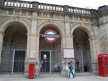 Die Arkaden auf dem Coburger Schlossplatz wurden für "Rubinrot" kurzerhand zur U-Bahn-Station. Schließlich soll die Vestestadt eigentlich London sein. Fotos: CT-Archiv/Oliver Schmidt