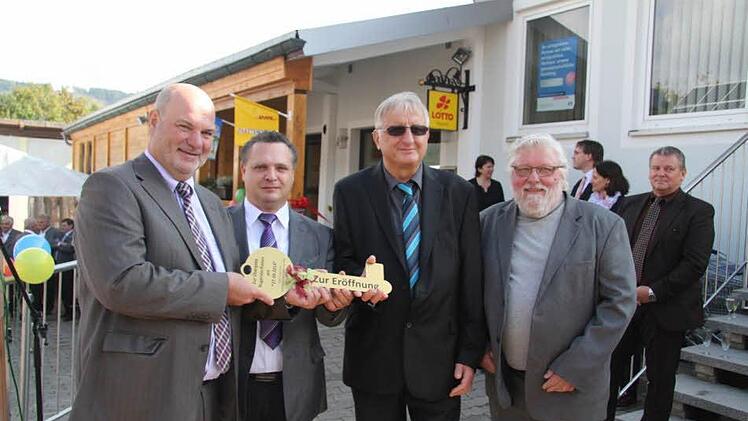 Es ist soweit: Der RugenDorfladen wird eröffnet - Bürgermeister Ralf Holzmann (links) gab den symbolischen Schlüssel, den er von Architekt Hans Spindler (rechts) bekommen hat, an die Vorstände Matthias Rödel und Günter Kraus weiter.