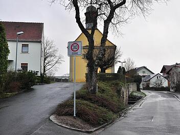 Vom Standort des "Tempo-30-Zone"-Schildes am Kirchberg in Steinsfeld zeigte sich Gemeinderat Wolfgang Thein überhaupt nicht begeistert.  Foto: Ulrike Langer