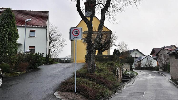 Vom Standort des "Tempo-30-Zone"-Schildes am Kirchberg in Steinsfeld zeigte sich Gemeinderat Wolfgang Thein überhaupt nicht begeistert.  Foto: Ulrike Langer