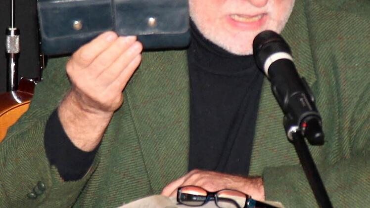 Winfried Bornemann mit seinem OP-Besteck für Freizeit und camping Foto: Johanna Blum