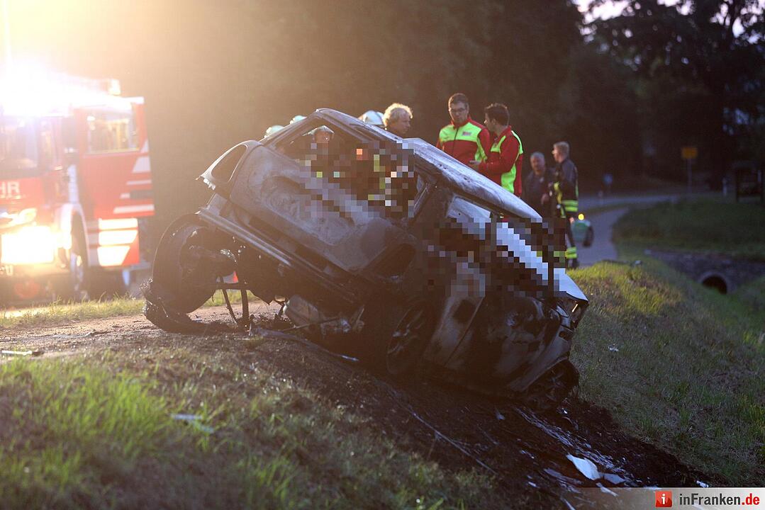 Schrecklicher Unfall am Sonntagmorgen im Kreis Lichtenfels: Zwei junge Maenner verbrennen in Unfallwrack bei Burgkunstadt