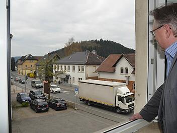 Fassungslos und sorgenvoll blickt Bürgermeister Hans Pietz aus seinem Bürofenster im Rathaus auf die Ortsdurchfahrt der B 85 in Pressig.  Foto: Karl-Heinz Hofmann
