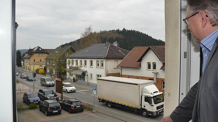 Fassungslos und sorgenvoll blickt Bürgermeister Hans Pietz aus seinem Bürofenster im Rathaus auf die Ortsdurchfahrt der B 85 in Pressig.  Foto: Karl-Heinz Hofmann