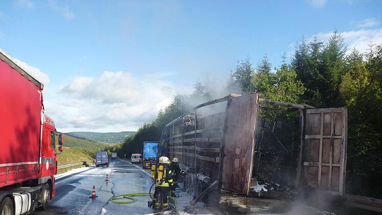 Nach den Lösch-und Bergungsarbeiten konnte der Verkehr auf der linken Spur am Brandherd vorbeigeleitet werden.  Foto: Michael Krug
