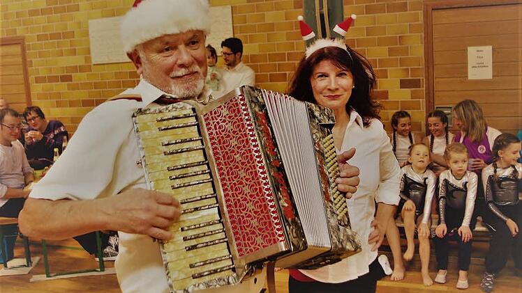 Sportkoordinatorin Christel Beez moderierte sehr professionell die sportliche Großveranstaltung des TSV Stockheim in der Reitscher Schulturnhalle. TSV-Ehrenvorsitzender Rainer Kraus zeigte als musizierender Nikolaus Präsenz. Foto: Gerd Fleischmann