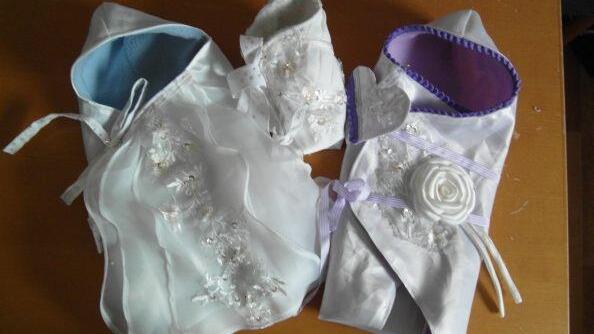 Aus feinstem Stoff: Doris Großmann fertigt aus Brautkleidern Kleidchen für Sternenkinder. Foto: Doris Großmann