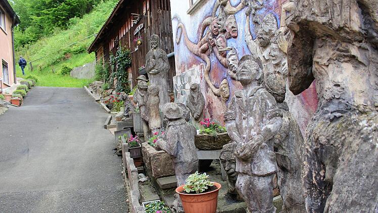 Vorbei am "Kröckel"-Haus am Felsenkeller verläuft ein alter Verbindungsweg ins Leere. Foto: Julia Raab