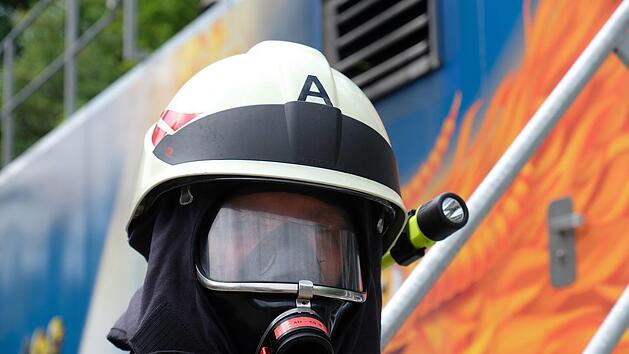 Rund 350 &uuml;bende Feuerwehrleute qu&auml;lten sich an drei Tagen durch den Brandcontainer der Feuerwehr in Reith.Gerd Schaar