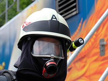 Rund 350 übende Feuerwehrleute quälten sich an drei Tagen durch den Brandcontainer der Feuerwehr in Reith.Gerd Schaar