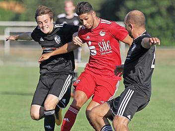 Der Ex-Coburger Bastian Br&uuml;ckner (links) und sein Sonnefelder Teamkollege Benjamin Demel (rechts) nehmen Sertan Sener vom FC Coburg in die Zange. Der St&uuml;rmer der Vestekicker zog sich am Mittwoch mehrmals den Unmut der Zuschauer zu, weil er angeblich viel zu leicht fiel. Foto: Lisa H&uuml;mmer