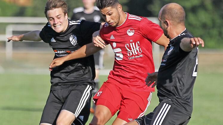 Der Ex-Coburger Bastian Br&uuml;ckner (links) und sein Sonnefelder Teamkollege Benjamin Demel (rechts) nehmen Sertan Sener vom FC Coburg in die Zange. Der St&uuml;rmer der Vestekicker zog sich am Mittwoch mehrmals den Unmut der Zuschauer zu, weil er angeblich viel zu leicht fiel. Foto: Lisa H&uuml;mmer