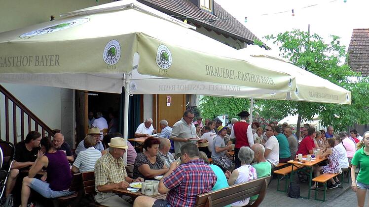 Auch im Biergarten der Brauerei Bayer ist immer viel los.Christian Licha