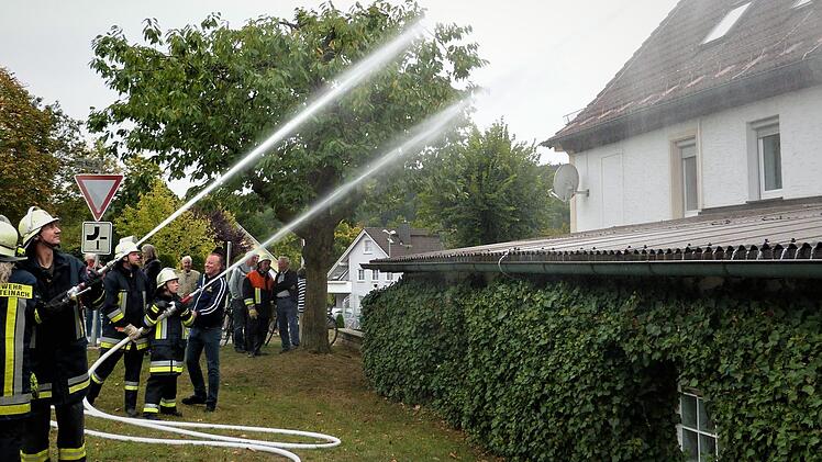 Angenommen wurde, dass eine landwirtschaftliche Scheune brennt. Die Wehrleute bekämpften die Flammen und sorgten dafür, dass das Feuer nicht auf das Wohnhaus übergreifen kann.